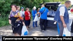 Волонтеры «Пролиски» раздают продукты в «серой зоне» между блокпостами