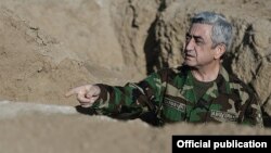 Arxiv fotosu: Ermənistan prezidenti Serzh Sarkisian işğal altında olan Qarabağda torpaqlarında, səngərdə.